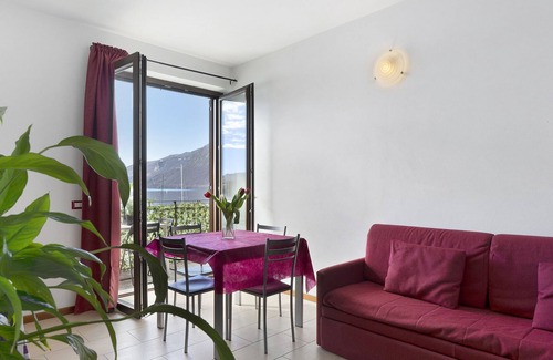 Crabbia Apartment | Apartment 'Isola Vista Lago ' with Lake View, Wi-Fi and Air Conditioning