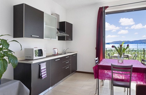 Crabbia Apartment | Apartment 'Isola Vista Lago ' with Lake View, Wi-Fi and Air Conditioning