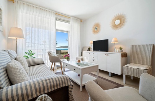 Comarruga Apartment | Apartment 'La Calma' with Sea View, Wi-Fi and Air Conditioning
