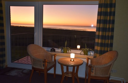 Langeneß Apartment | Apartment 'Nordseeblick' with Sea View, Private Terrace and Wi-Fi