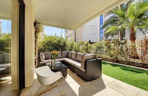 Pointe Croisette Apartment | Apartment Palm Beach with a nice swimming pool