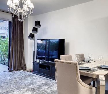 Pointe Croisette Apartment | Apartment Palm Beach with a nice swimming pool