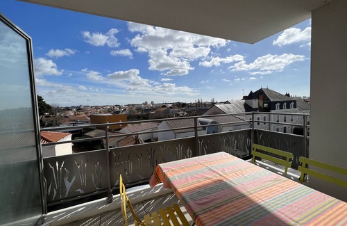 Les Sables d'Olonne Apartment | Apartment 'Proche Port' with Balcony