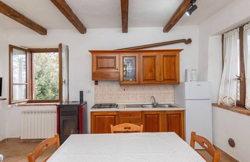 Massa Marittima Apartment | Apartment 'Simone' with Shared Pool and Shared Garden