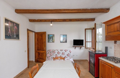Massa Marittima Apartment | Apartment 'Simone' with Shared Pool and Shared Garden