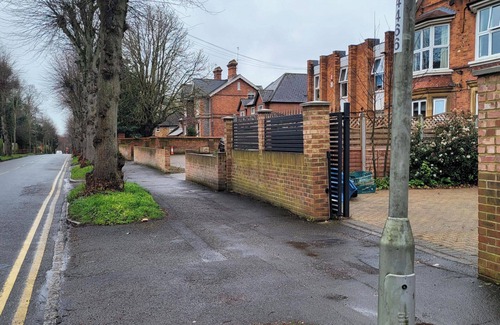 Reading House | Apartment - Sleeps 2 - Parking - Wi-fi
