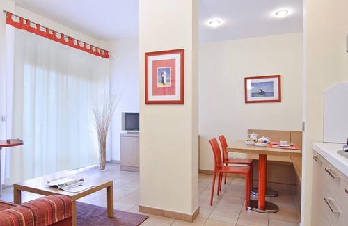 Zona XXX Castel Fusano Apartment | Apartment spacious Long Stay Rome Area I Triangoli with garden in the backyard