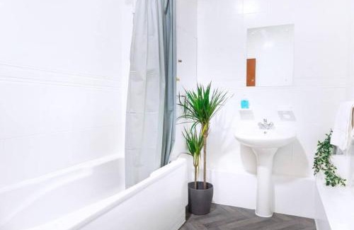 Plasnewydd Apartment | Apartment up to 9 close to Centre, big TV and WiFi