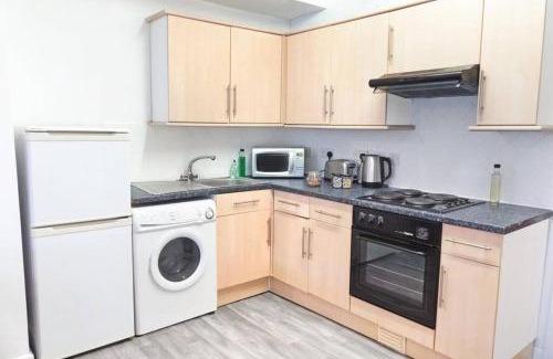 Plasnewydd Apartment | Apartment up to 9 close to Centre, big TV and WiFi