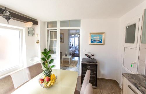 Cove Makarac (Milna) House | Apartments Desirée