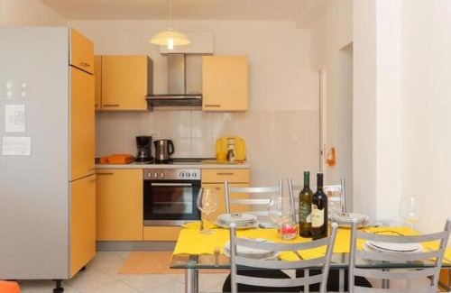 Babin Kuk Apartment | Apartments Pojko - One-Bedroom Apartment with Terrace Yellow