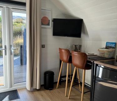 Fort William Apartment | Apex Studio Pod & Jacuzzi Bath