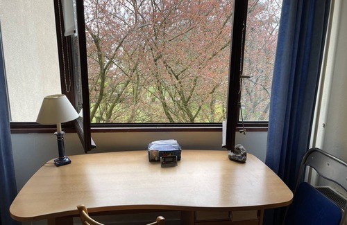 Chennevieres-sur-Marne Apartment | Appartement Dans Résidence Calme et Entouré dun Parc Boisé