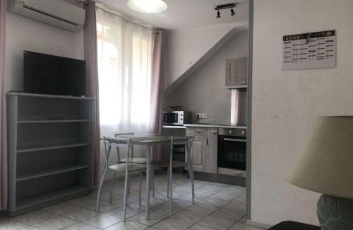 Amelie-les-Bains-Palalda Apartment | Appartement T2 avec Balcon à 250m des Thermes - Tout Confort, Près des Commodités - FR-1-659-73