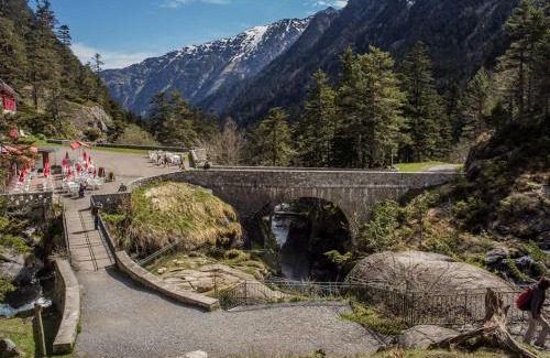 Cauterets Apartment | Appartement à Cauterets: 4 pers, parking, proche thermes - FR-1-812-86