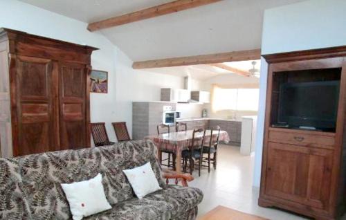 Vias Apartment | Appartement élégant à Vias avec balcon et jardin