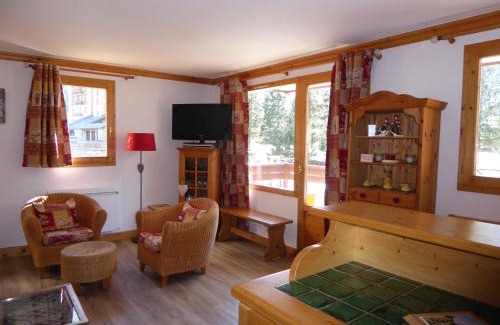 Pralognan-la-Vanoise Apartment | Appartement Confortable au Centre de Pralognan-la-Vanoise, Proche Téléphérique et Commerces - FR-1-464-107