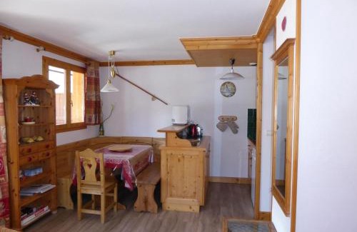 Pralognan-la-Vanoise Apartment | Appartement Confortable au Centre de Pralognan-la-Vanoise, Proche Téléphérique et Commerces - FR-1-464-107