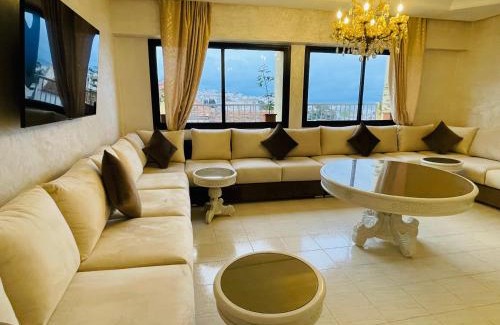 Tangier Apartment | Appartement Charmant au Coeur de Tanger avec Vue sur la Mer, Cosy Balcon, 2 Salles de Bain, WIFI, AC, IPTV