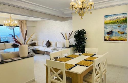 Tangier Apartment | Appartement Charmant au Coeur de Tanger avec Vue sur la Mer, Cosy Balcon, 2 Salles de Bain, WIFI, AC, IPTV