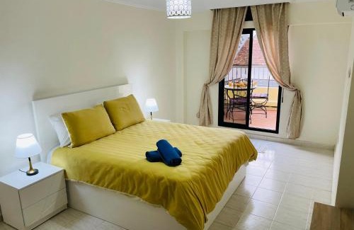 Tangier Apartment | Appartement Charmant au Coeur de Tanger avec Vue sur la Mer, Cosy Balcon, 2 Salles de Bain, WIFI, AC, IPTV