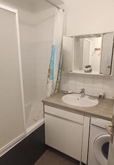 Greoux-les-Bains Apartment | Appartement climatisé Parc Paradis 150 m des thermes