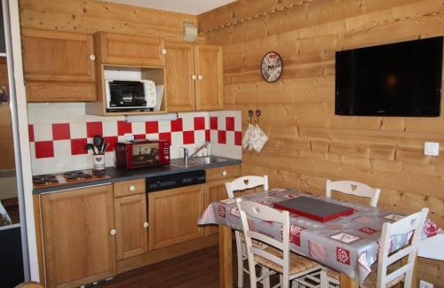 Les Carroz-d'Araches Apartment | Appartement cosy 4 pers au pied des pistes avec parking, balcon, lave-vaisselle et services additionnels - FR-1-572-87