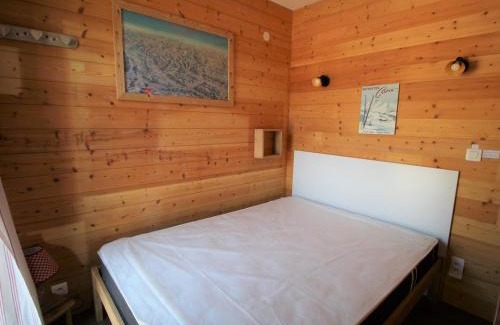 Les Carroz-d'Araches Apartment | Appartement cosy 4 pers au pied des pistes avec parking, balcon, lave-vaisselle et services additionnels - FR-1-572-87