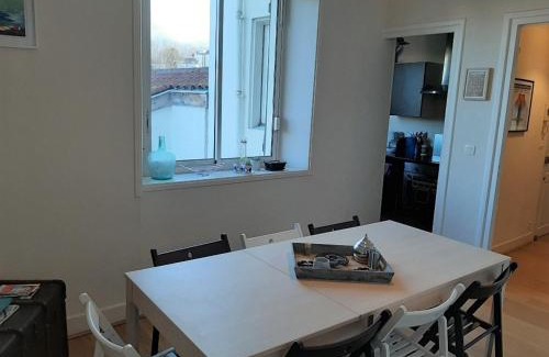 Hendaye Apartment | Appartement lumineux à Hendaye centre, 2 chambres, proche commerces et gare, WiFi inclus - FR-1-239-490