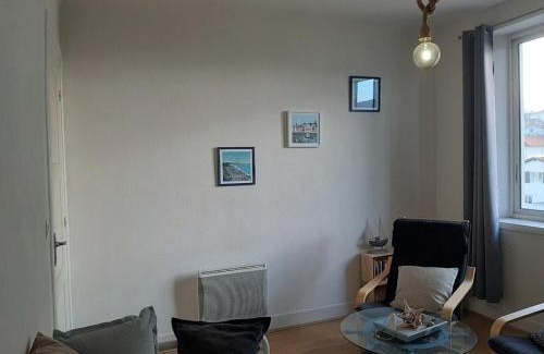 Hendaye Apartment | Appartement lumineux à Hendaye centre, 2 chambres, proche commerces et gare, WiFi inclus - FR-1-239-490