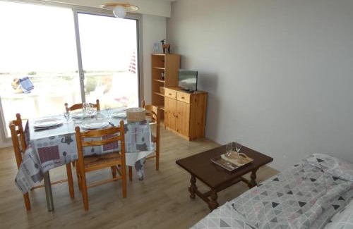 Notre-Dame-de-Monts Apartment | Appartement pour 6 personnes à 10m des plages, animaux acceptés, parking - FR-1-540-244