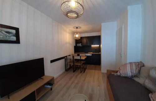 Valfrejus Apartment | Appartement rénové 2 pièces pour 4 personnes, idéalement situé près des pistes et commerces - FR-1-265-322