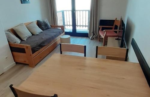 Valfrejus Apartment | Appartement rénové 2 pièces pour 4 personnes, idéalement situé près des pistes et commerces - FR-1-265-322