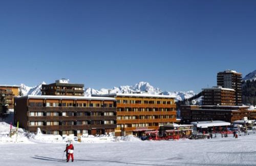 Plagne Centre Apartment | Appartement rénové au pied des pistes, cuisine moderne et balcon - FR-1-455-89