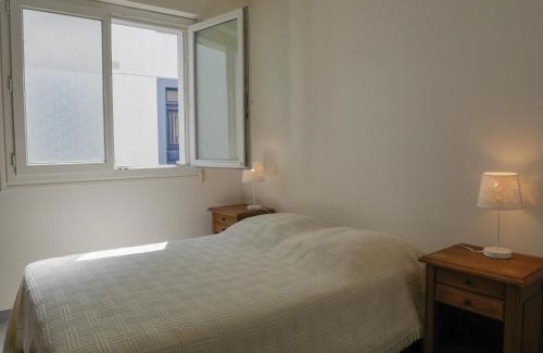 Le Palais Apartment | Appartement rénové en plein centre de Palais avec cour ensoleillée, proche du port, animaux acceptés - FR-1-418-222