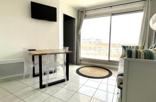 La Cote Radieuse Apartment | Appartement rénové avec piscine commune, 4 couchages, climatisé, wifi, terrasse vue mer - FR-1-748-3