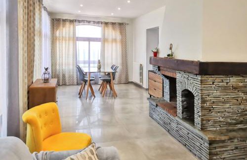Bastia Apartment | Appartement spacieux à Bastia avec vue mer et montagne.