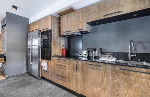 Val-d'Isere Apartment | Appartement spacieux, cosy avec cheminée, proche pistes et école de ski, idéal pour familles - FR-1-567-12