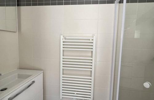 Cambo-les-Bains Apartment | Appartement T1 bis à Cambo, proche thermes et centre, RDC, terrasse, parking, internet, animal toléré - FR-1-495-12