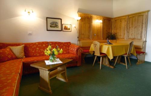 Tirolo Apartment | Appartementhaus Residence Hirzer