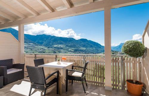 Tirolo Apartment | Appartementhaus Residence Hirzer