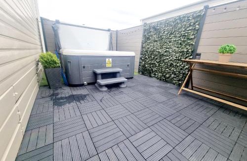 Morpeth House | Apple Tree Lodge Hot Tub 3 bedroom 2 Bars