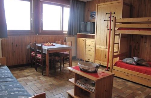 Plagne Centre Apartment | Appt ski-in/ski-out avec lit gigogne et casier à skis - FR-1-351-57