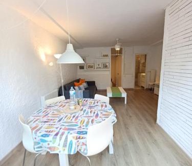 Calella de Palafrugell Apartment | Apt con piscina en Calella de Palafrugell, parking gratuito