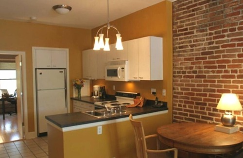 Baker Apartment | Apt. in Quiet Historic Neighborhood. 5 min. walk to shops, restaurants and bars