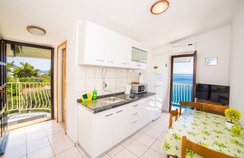 Bratus Apartment | Apt next to the beach w balcony and sea view