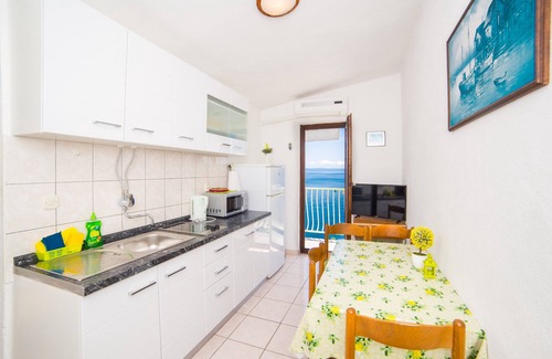 Bratus Apartment | Apt next to the beach w balcony and sea view