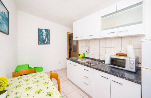 Bratus Apartment | Apt next to the beach w balcony and sea view