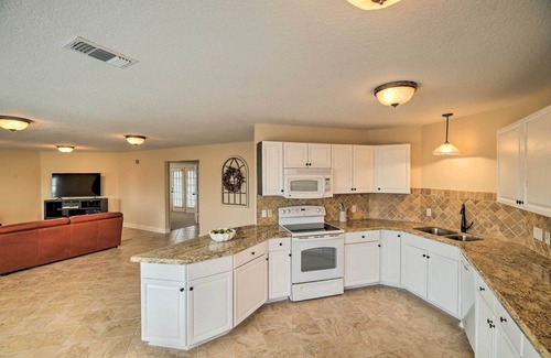 Clear Lake Shores Apartment | Apt w/Balconies - Steps to Kemah Boardwalk!