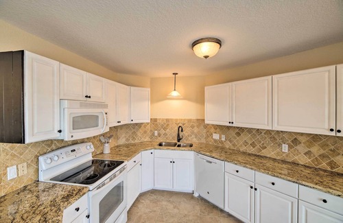 Clear Lake Shores Apartment | Apt w/Balconies - Steps to Kemah Boardwalk!